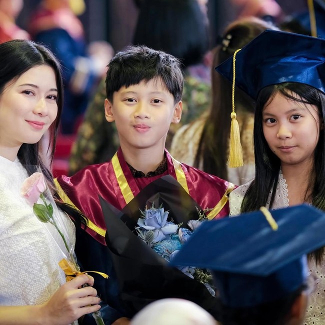 Iris Wullur Cantik Menawan Hadiri Wisuda Anak