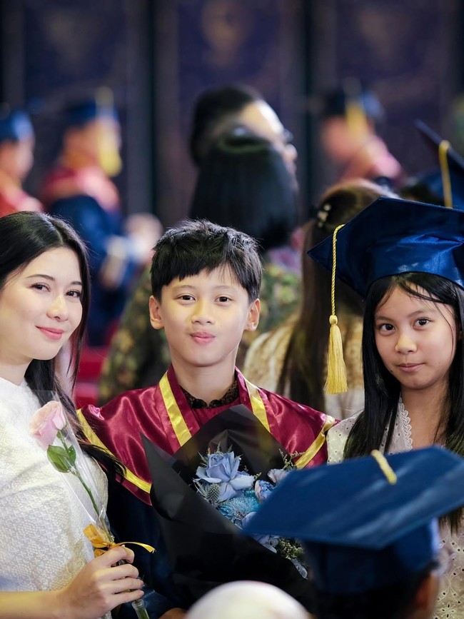 Iris Wullur Cantik Menawan Hadiri Wisuda Anak
