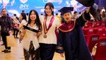 Iris Wullur Cantik Menawan Hadiri Wisuda Anak