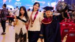 Iris Wullur Cantik Menawan Hadiri Wisuda Anak