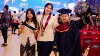 Iris Wullur tampil memesona dengan balutan atasan putih dan celana biru dongker yang memberikan kesan anggun juga formal. Rambutnya yang hitam dibiarkan terurai alami, seolah menyempurnakan penampilan menawannya saat berposes bersama kedua anaknya. (Foto: dok Instagram irisistiblee_)