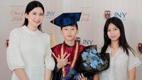 Iris Wullur dan kedua anaknya berpose di belakang latar belakang bertuliskan JNY Class of 2026. (Foto: dok Instagram irisistiblee_)