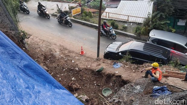 Jalan Amblas di Dago Atas. Jalan Amblas di Dago Atas.