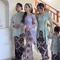 Jennifer Coppen tampil memukau di acara siraman jelang pernikahannya dengan Justin Hubner. Ibunda Kamari itu tampil anggun dala balutan kebaya lilac rancangan Fadlan Indonesia. Foto: Instagram/@sitimodiste.kebaya