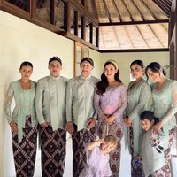 Penampilan Jennifer terlihat bak kembar dengan putrinya, Kamari, yang juga mengenakan busana berwarna lilac dipadukan dengan kain batik sebagai bawahannya. Foto: Instagram/@sitimodiste.kebaya