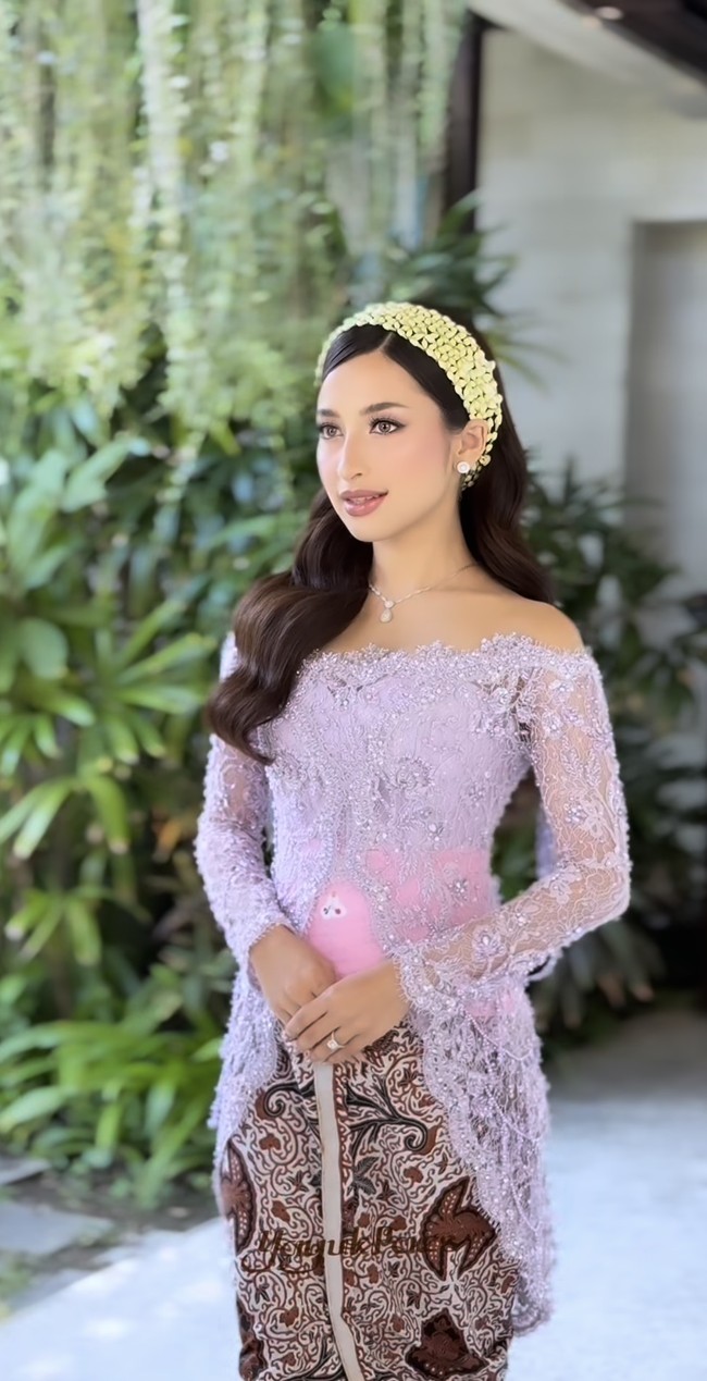 Kebaya yang dikenakan Jennifer tampak dihiasi bordir dan payet yang rumit. Potongan off-shoulder memperlihatkan area bahu sehingga menciptakan kesan feminin dan elegan. Kebaya tersebut dipadukan dengan kain batik bernuansa cokelat dan krem bermotif klasik. Foto: Instagram/@sitimodiste.kebaya
