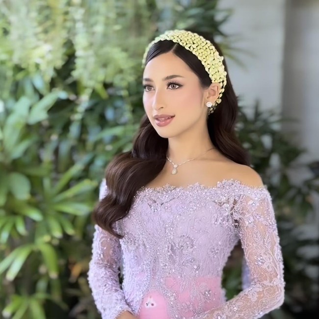 8 Foto Siraman Jennifer Coppen-Hubner, Kompak Kenakan Kebaya & Beskap Lilac