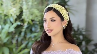 8 Foto Siraman Jennifer Coppen-Hubner, Kompak Kenakan Kebaya & Beskap Lilac