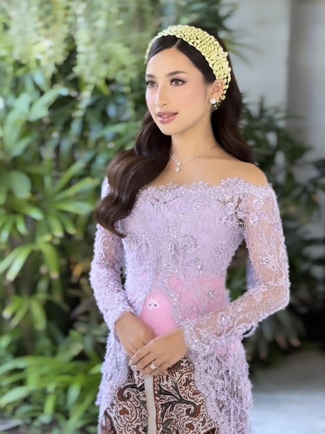8 Foto Siraman Jennifer Coppen-Hubner, Kompak Kenakan Kebaya & Beskap Lilac