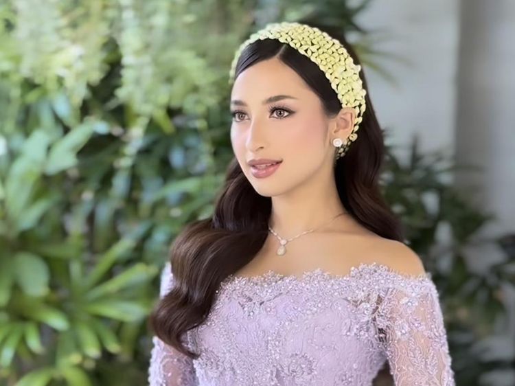 8 Foto Siraman Jennifer Coppen-Hubner, Kompak Kenakan Kebaya & Beskap Lilac