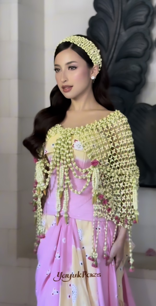 Untuk prosesi siraman, Jennifer berganti pakaian mengenakan kain jumputan yang dibuat sebagai dress. Didominasi warna pink dan kuning, dress tersebut dipadukan dengan cape ronce melati.  Foto: Instagram/@sitimodiste.kebaya
