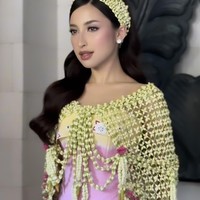 Untuk prosesi siraman, Jennifer berganti pakaian mengenakan kain jumputan yang dibuat sebagai dress. Didominasi warna pink dan kuning, dress tersebut dipadukan dengan cape ronce melati.  Foto: Instagram/@sitimodiste.kebaya