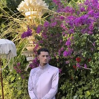 Meski melakukan ritual siraman secara terpisah, namun Justin Hubner terlihat tampil kompak kenakan beskap berwarna lilac. Beskap tersebut dipadukan dengan kain batik yang didominasi warna coklat dan merah. Foto: Instagram/@sitimodiste.kebaya