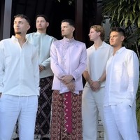 Busana yang dikenakan Hubner juga diketahui merupakan rancangan Fadlan Indonesia. Beskap yang dikenakannya itu tampak simpel dengan detail bordir berwarna silver di beberapa bagian. Foto: Instagram/@sitimodiste.kebaya