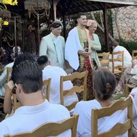 Hubner berjalan didampingi orangtuanya setelah prosesi siraman. Terlihat ia mengenakan kain yang didominasi warna hitam dan merah serta ronce melati. Foto: Instagram/@sitimodiste.kebaya