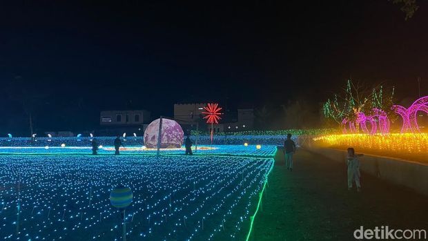 Jutaan lampu sulap kawasan GOR Ken Arok jadi wahana wisata malam Jutaan lampu sulap kawasan GOR Ken Arok jadi wahana wisata malam