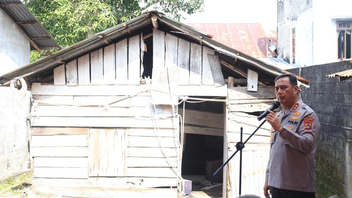 Kapolda Bangka Belitung Irjen Pol Viktor T Sihombing saat memulai bedah rumah nenek Ana di Belitung