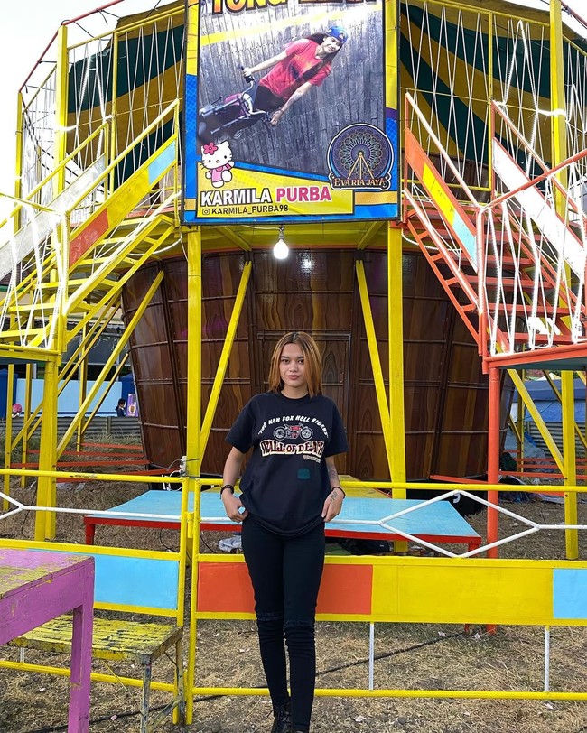 Pencapaian luar biasa ini bahkan mengukuhkan namanya dalam buku daftar pemain motordrome atau wall of death (tong setan) dunia, sebuah pengakuan global yang sangat langka bagi pengendara dari tanah air. Foto: Dok. Instagram @karmila_purba98.