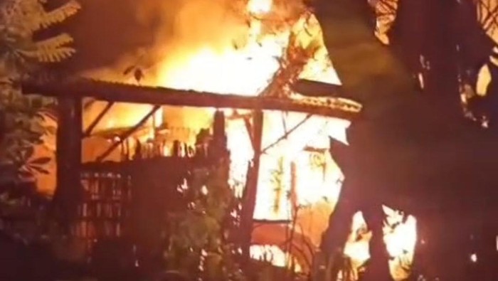 Rumah lansia di Desa Jambangan, Kecamatan Paron, Ngawi yang terbakar