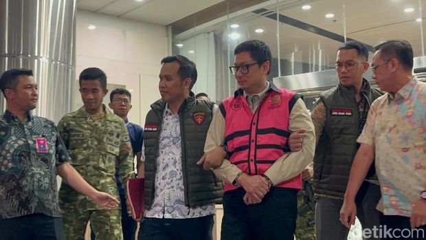 Kejagung tahan bos vendor motor listrik BGN, Andri Mulyono (AM).