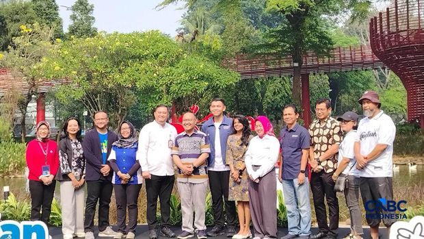 Kepala Badan Pengembangan Sumber Daya Manusia (BPSDM) Komunikasi dan Digital Boni Pudjianto, dalam acara Tunggu Anak Siap Jakarta di Taman Bendera Pusaka, Jumat (12/6/2026). Kepala Badan Pengembangan Sumber Daya Manusia (BPSDM) Komunikasi dan Digital Boni Pudjianto, dalam acara Tunggu Anak Siap Jakarta di Taman Bendera Pusaka, Jumat (12/6/2026). (CNBC Indonesia/Novina Putri Bestari)