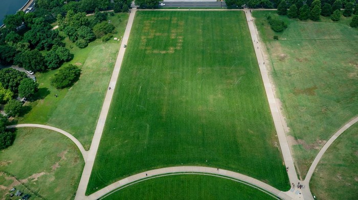 Kode angka 8647 muncul di halaman National Mall, dekat Gedung Putih, yang ditafsirkan sebagian orang sebagai seruan untuk membunuh Trump (REUTERS/Nathan Howard) 