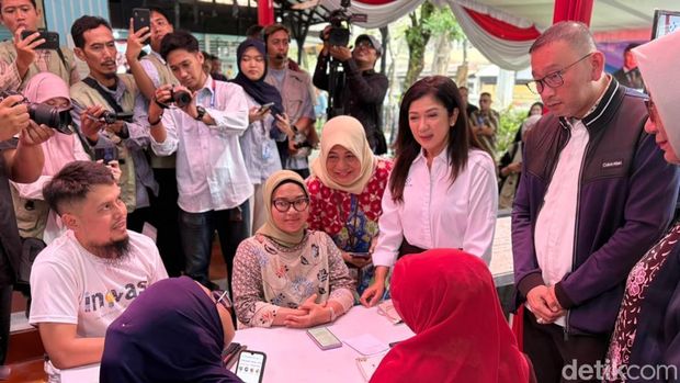 Komdigi dan Kemensos Uji Coba Digitalisasi Perlinsos di Surabaya Kementerian Komunikasi dan Digital (Komdigi) bersama Kementerian Sosial (Kemensos) melakukan uji coba sistem digital bantuan sosial (bansos) di Surabaya. Melalui portal perlindungan sosial (Perlinsos), mulai dari tahap pendaftaran bansos hingga verifikasi, dilakukan secara online dan transparan.