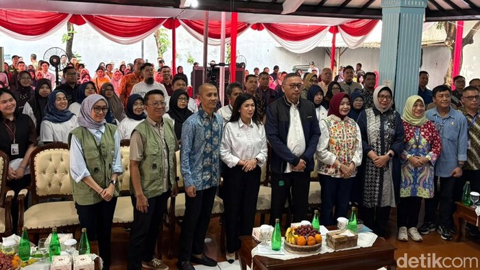 Kementerian Komunikasi dan Digital (Komdigi) bersama Kementerian Sosial (Kemensos) melakukan uji coba sistem digital bantuan sosial (bansos) di Surabaya. Melalui portal perlindungan sosial (Perlinsos), mulai dari tahap pendaftaran bansos hingga verifikasi, dilakukan secara online dan transparan.