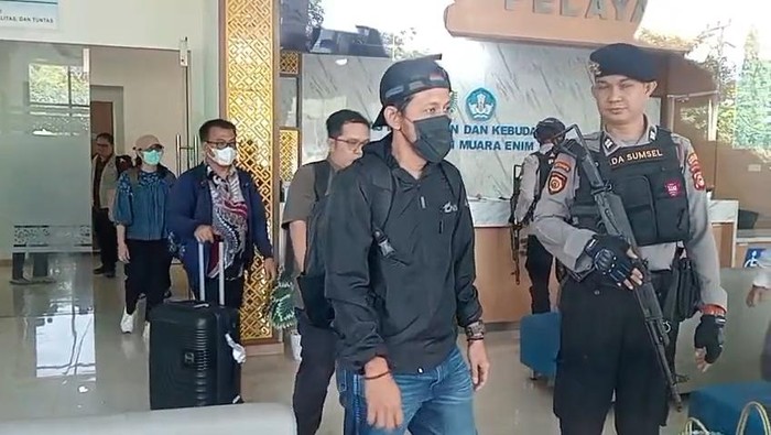 KPK melakukan penggeledahan di sejumlah titik di Pemkab Muara Enim pasca-OTT bupati.