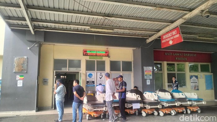 Suasana di depan IGD RSUDZA Banda Aceh lokasi korban ledakan kapal