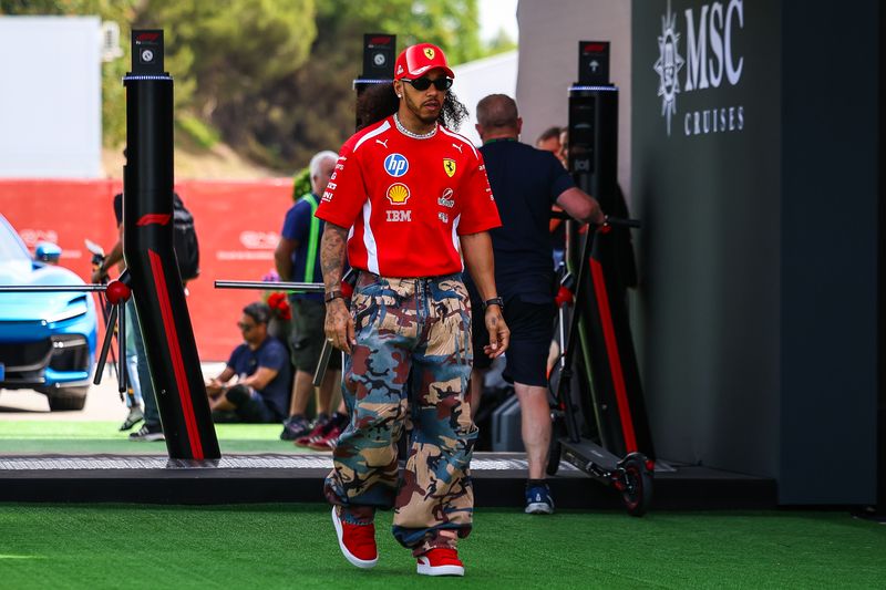 Lewis Hamilton dari Scuderia Ferrari HP memperhatikan di Paddock selama sesi pratinjau menjelang Grand Prix F1 Catalunya.