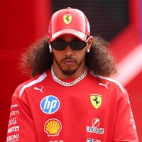 Lepas Kepang Ikonik, Lewis Hamilton Pamer Rambut Ikal Alami di F1 Grand Prix