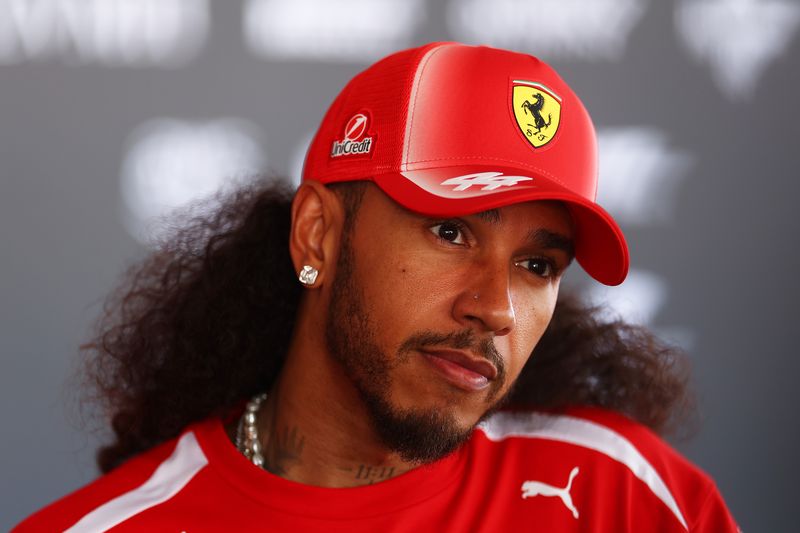 Lewis Hamilton dari Scuderia Ferrari HP memperhatikan di Paddock selama sesi pratinjau menjelang Grand Prix F1 Catalunya.