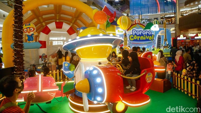 Karakter animasi Pororo tampil menghibur anak-anak di Kota Kasablanka, Jakarta, Jumat (12/6/2026).
