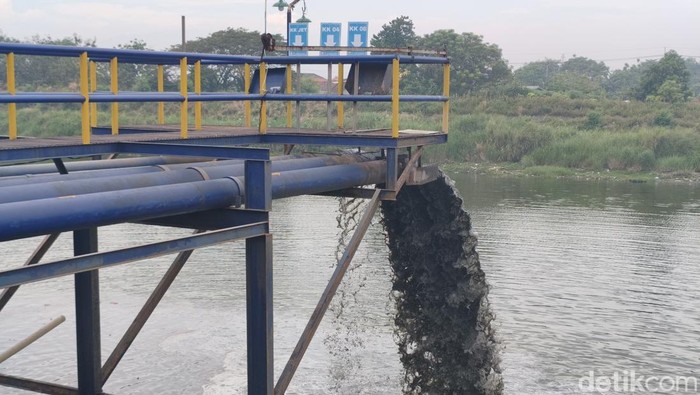 Lumpur Lapindo campur air kembali mengalir di Sungai Porong Sidoarjo.