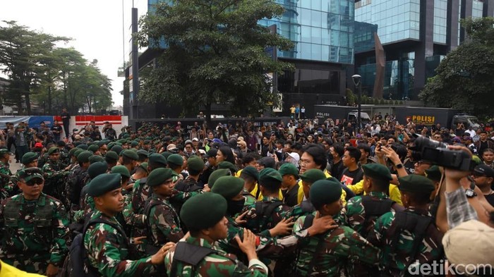 Massa aksi yang melakukan unjuk rasa di pusat Jakarta tertahan di kawasan Tosari, Jakarta Pusat, Jumat (12/6/2026), saat berupaya melanjutkan perjalanan menuju Bundaran Hotel Indonesia (HI).