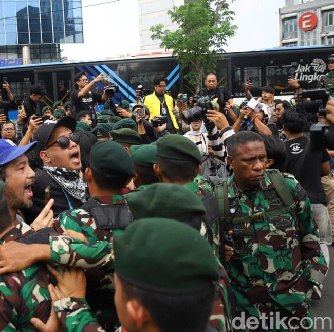 Mahasiswa dan Massa Aksi Tertahan di Kawasan Tosari Saat Menuju Bundaran HI