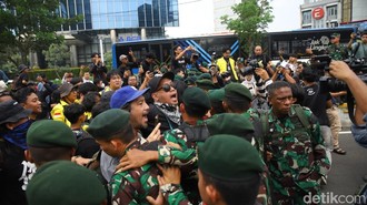 Mahasiswa dan Massa Aksi Tertahan di Kawasan Tosari Saat Menuju Bundaran HI