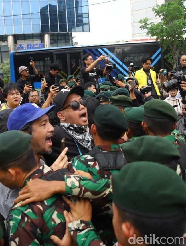 Mahasiswa dan Massa Aksi Tertahan di Kawasan Tosari Saat Menuju Bundaran HI