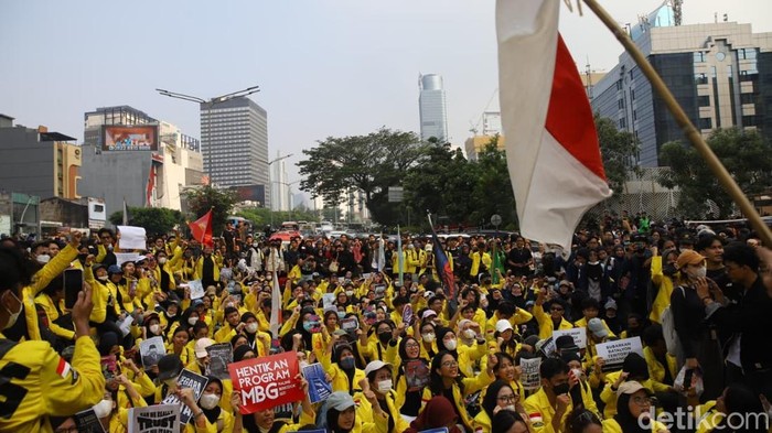 Massa aksi yang melakukan unjuk rasa di pusat Jakarta tertahan di kawasan Tosari, Jakarta Pusat, Jumat (12/6/2026), saat berupaya melanjutkan perjalanan menuju Bundaran Hotel Indonesia (HI).