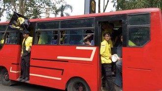 Naik Angkot dan Bus, Mahasiswa UI Berangkat Demo ke Bundaran HI