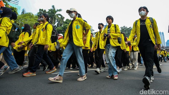 Massa BEM UI menggelar long march dari kawasan Senayan menuju Bundaran HI untuk menyampaikan aspirasi di pusat ibu kota.