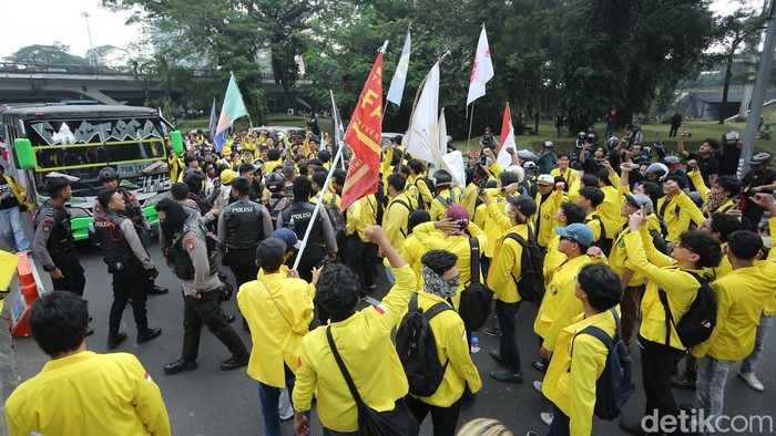 Massa BEM UI menggelar long march dari kawasan Senayan menuju Bundaran HI untuk menyampaikan aspirasi di pusat ibu kota.