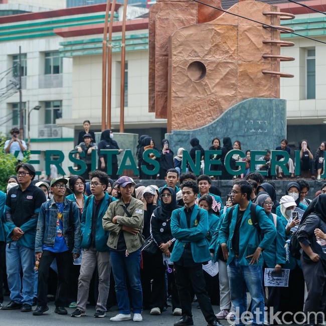Mahasiswa UNJ Gelar Unjuk Rasa di Rawamangun