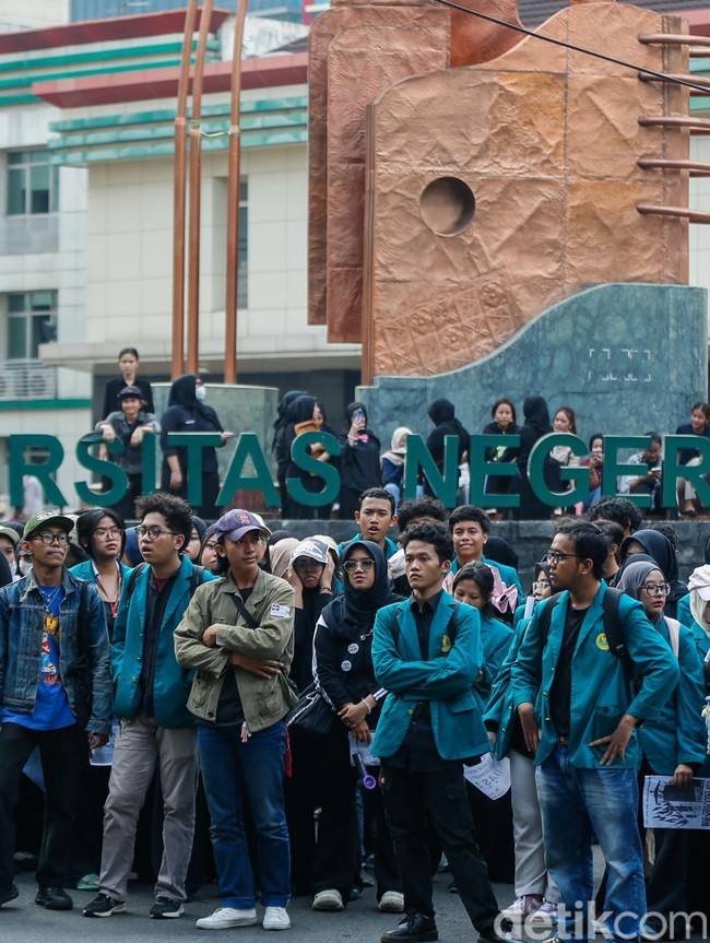 Mahasiswa UNJ Gelar Unjuk Rasa di Rawamangun