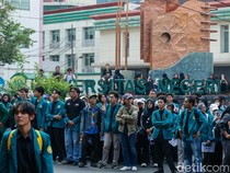 Mahasiswa UNJ Gelar Unjuk Rasa di Rawamangun