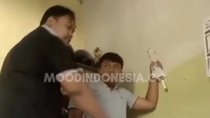 Mahasiswa yang diduga menganiaya pelajar yang sedang belajar kelompok di Gresik.