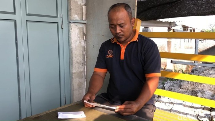 Alfin saat membaca surat yang dikirim pencuri di tokonya
