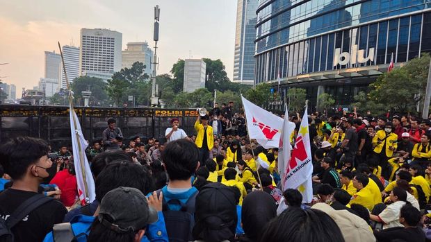 Massa aksi mahasiswa masih tertahan saat hendak menuju Bundaran HI pukul 17.40 WIB (Rizky/detikcom)