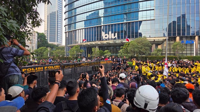 Massa aksi mahasiswa masih tertahan saat hendak menuju Bundaran HI pukul 17.40 WIB (Rizky/detikcom)